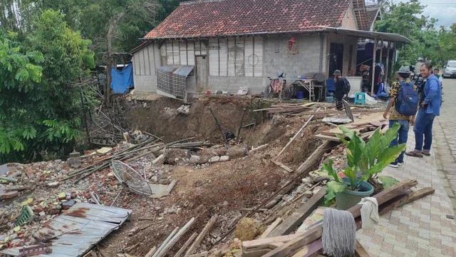 Empat Rumah Runtuh di Kemiri, Blora Akibat Tanah Gerak: Dampak, Upaya Penanganan, dan Risiko Kedepan